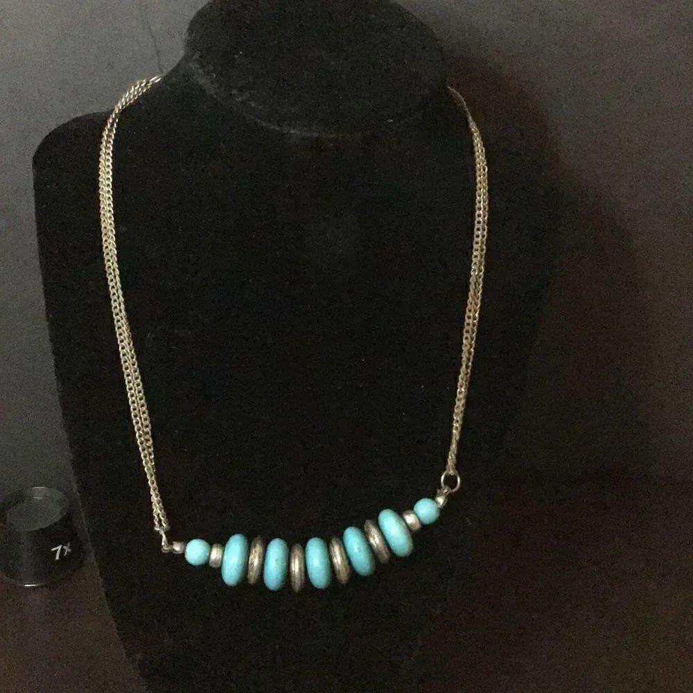 Silver toneβandβturquoiseβcoloredβbead
Crockerβbarβstyleβnecklace